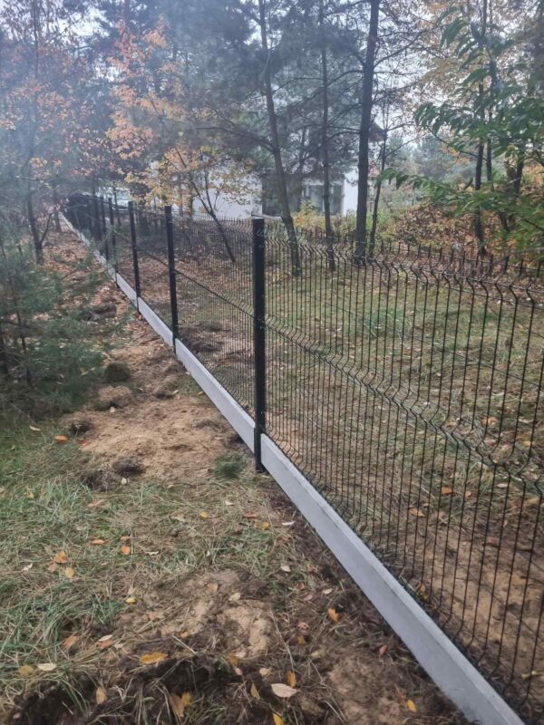 Spoina 4 Siatki to firma ogrodzeniowa oferująca kompleksowe usługi w zakresie sprzedaży i montażu ogrodzeń. Specjalizujemy się w ogrodzeniach panelowych oraz palisadowych zapewniając trwałe i estetyczne rozwiązania dla klientów indywidualnych, firm oraz instytucji.